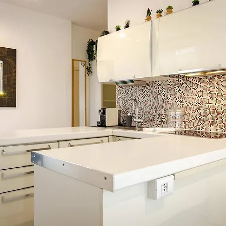 Large And Bright In The Heart Of Apartment *
